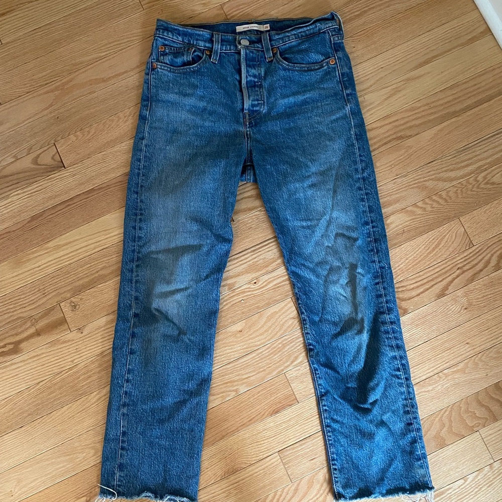 Great straight leg levi’s that have been super loved!